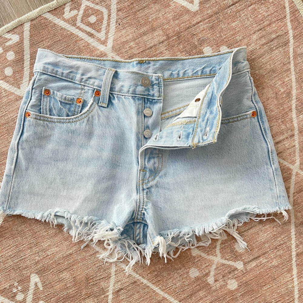 Levi 501 Jean Shorts Light Wash